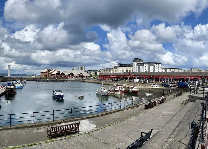 Corinthian Quay Apartment